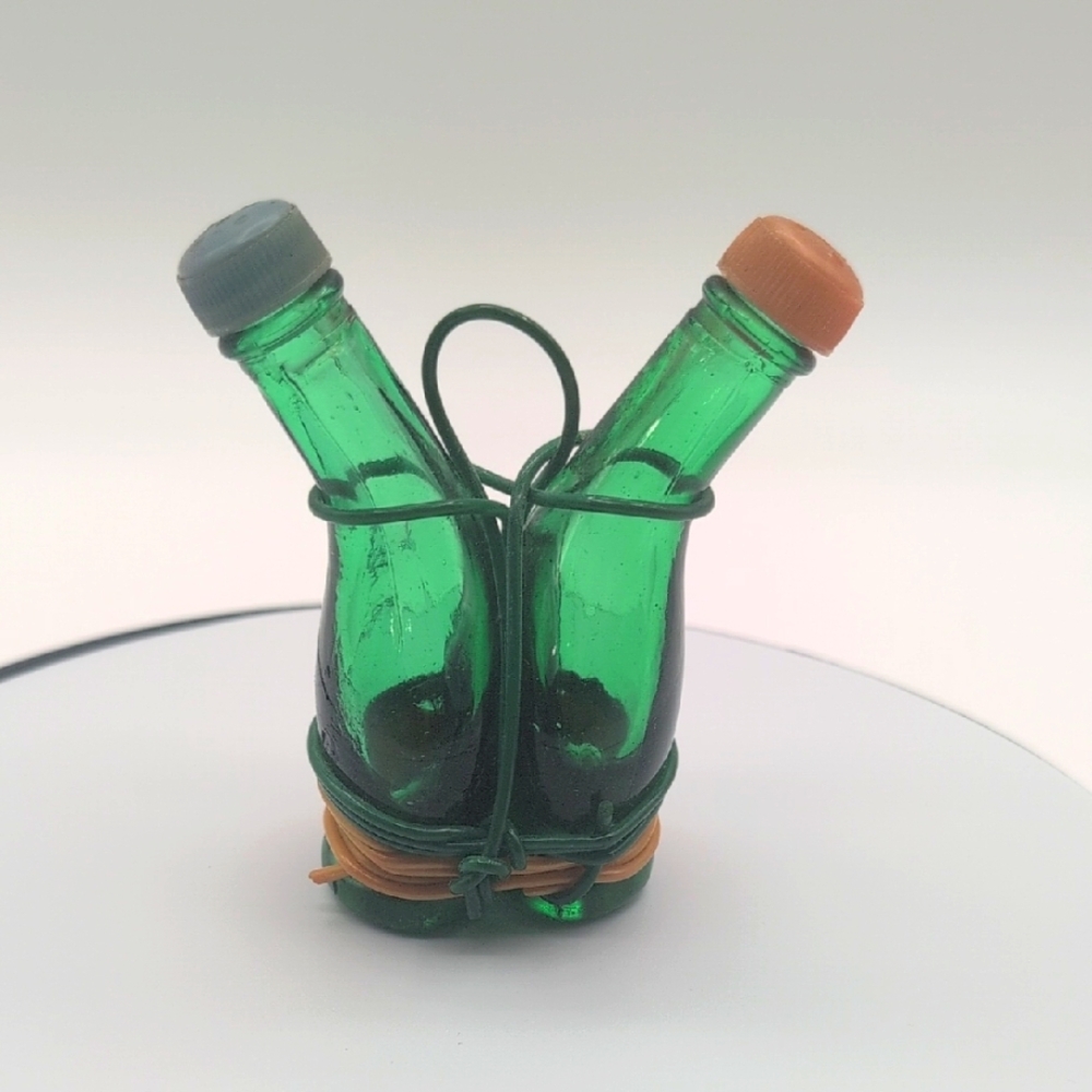 Vintage Green Glass Wine Bottle Salt And Pepper Shakers Set with Decorative Caps